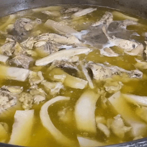 じっくり煮込んだ黄金色のスープの写真